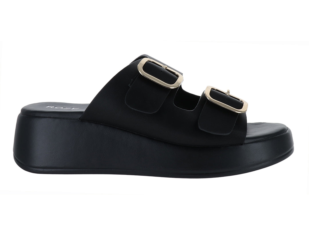 Sandalias negras de plataforma con dos hebillas doradas.