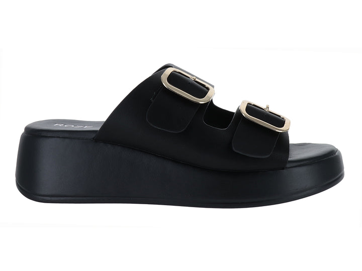 Sandalias negras de plataforma con dos hebillas doradas.