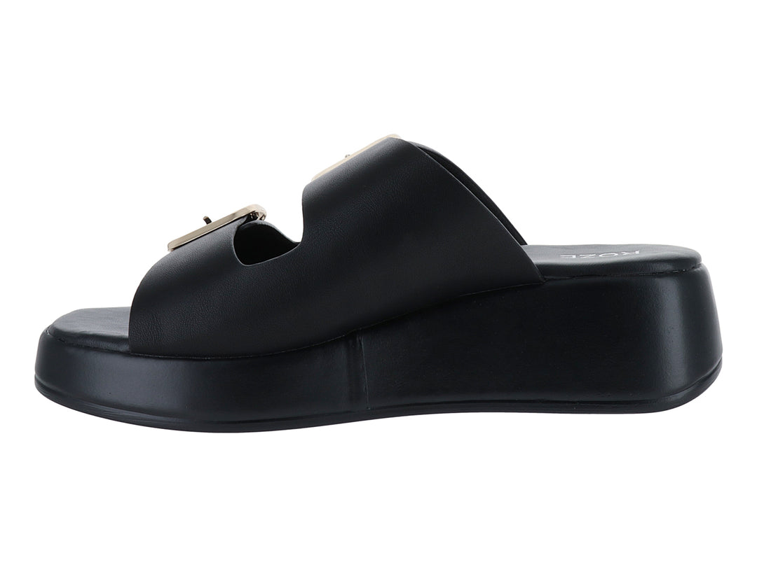 Sandalias negras de plataforma con dos hebillas doradas.