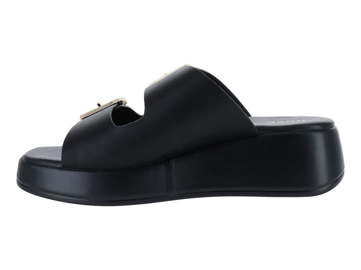 Sandalias negras de plataforma con dos hebillas doradas.