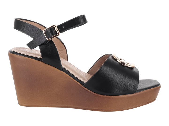 Sandalia de plataforma cuña color negro con suela café y correa ajustable con hebilla dorada para mujer.