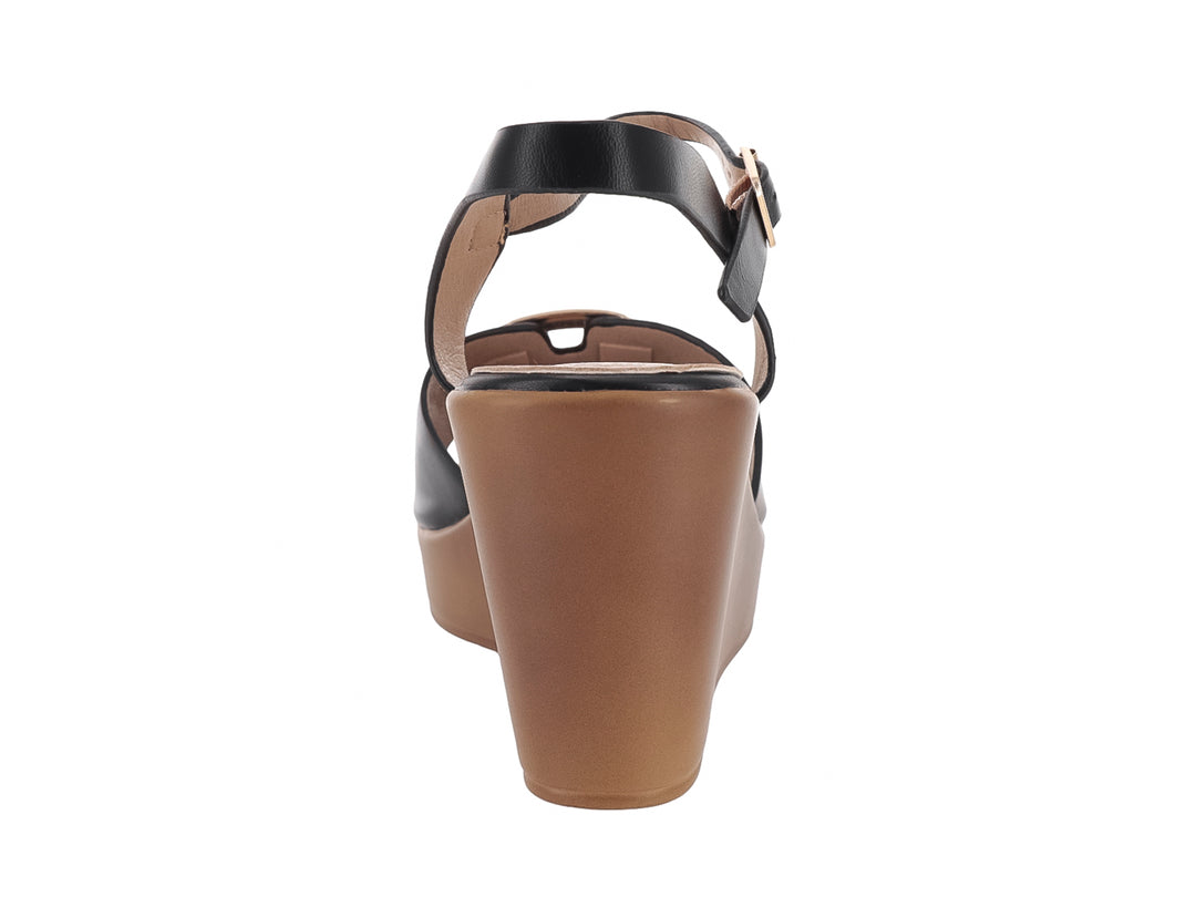 Sandalia de plataforma cuña color negro con suela café y correa ajustable con hebilla dorada para mujer.