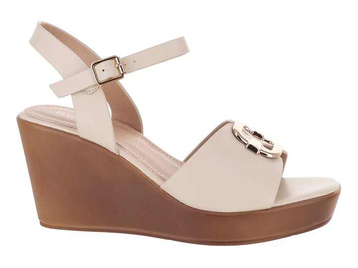 Sandalia de cuña color beige con plataforma marrón y detalles dorados.