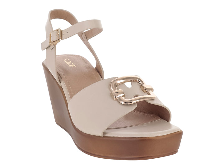 Sandalia de cuña color beige con plataforma marrón y detalles dorados.