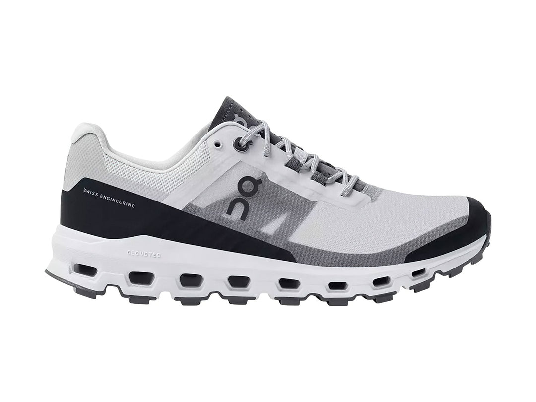Tenis deportivos On Cloud color gris y blanco con suela blanca gruesa y detalles en gris oscuro.