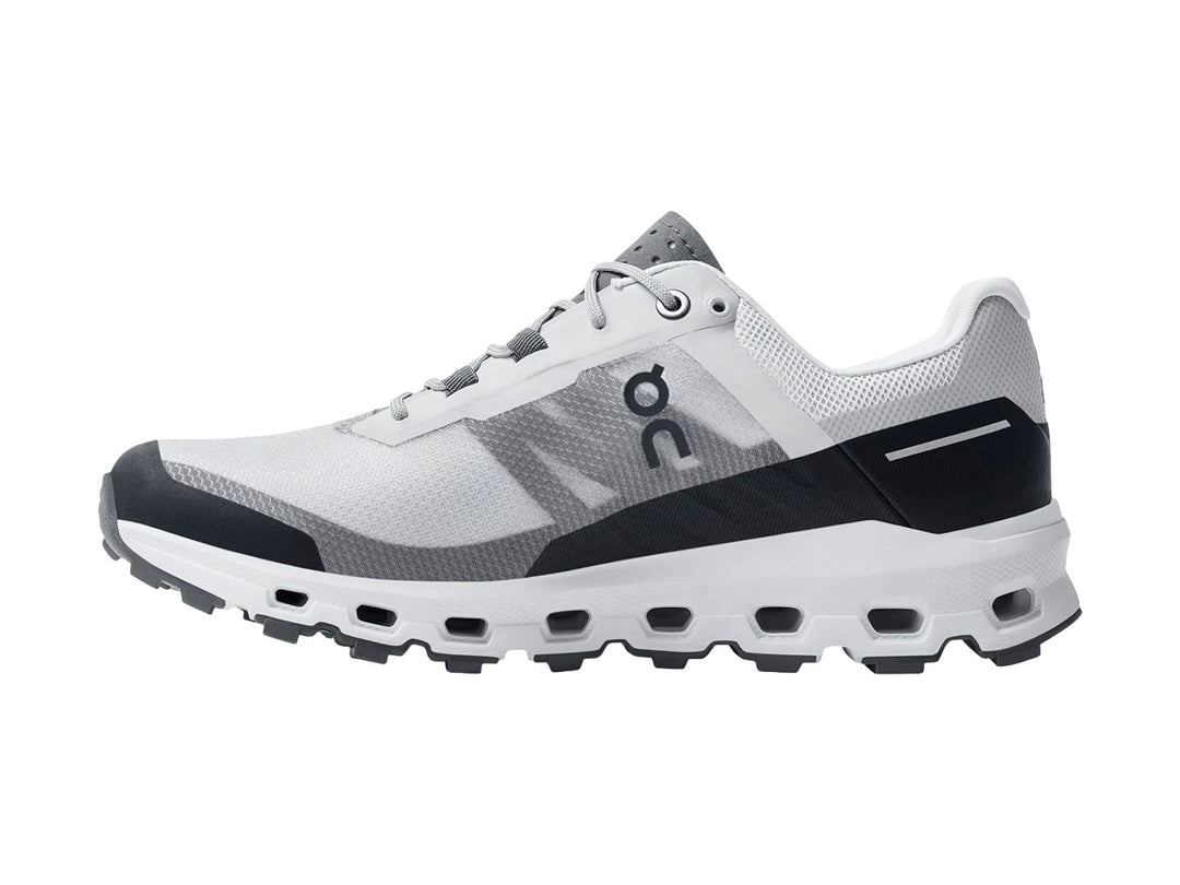 Tenis deportivos On Cloud color gris y blanco con suela blanca gruesa y detalles en gris oscuro.