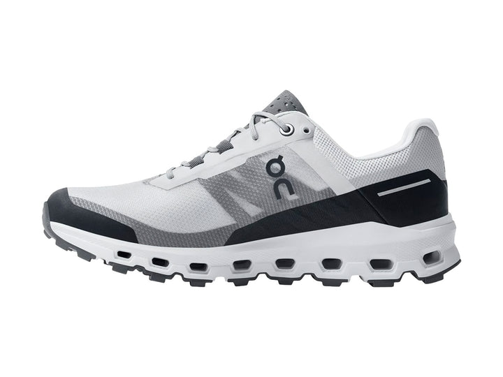 Tenis deportivos On Cloud color gris y blanco con suela blanca gruesa y detalles en gris oscuro.