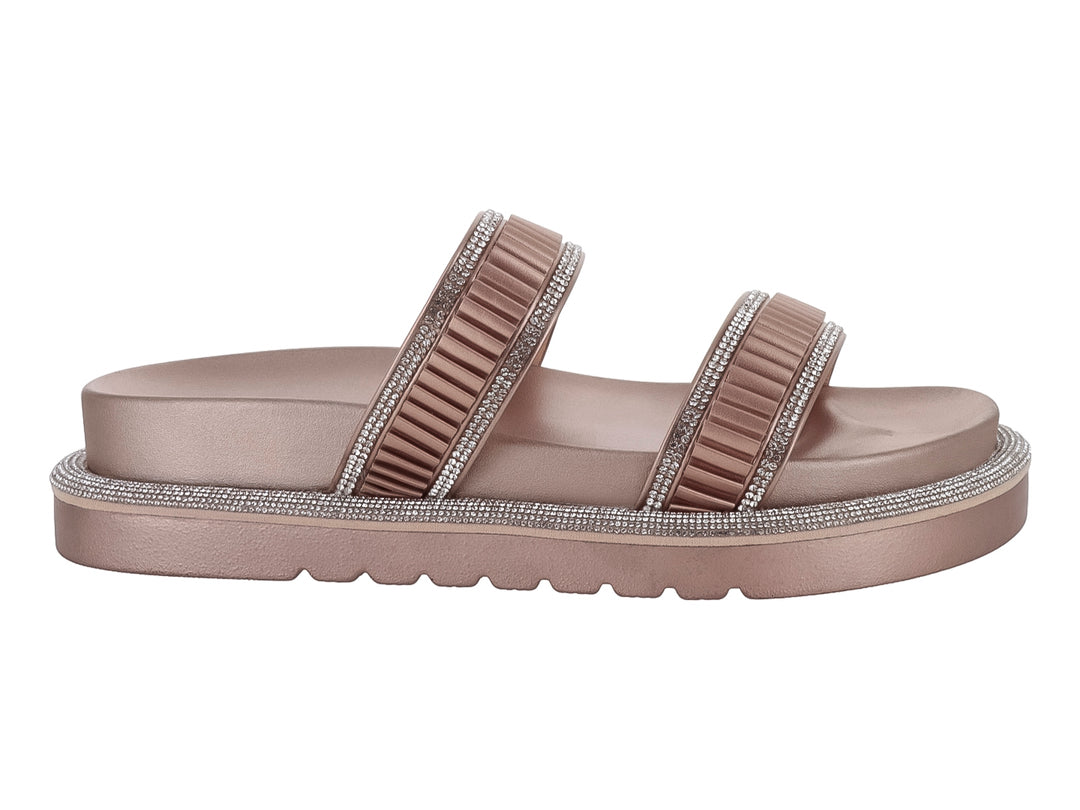 Sandalias color champagne con plataforma y detalles brillantes en las correas y la suela.