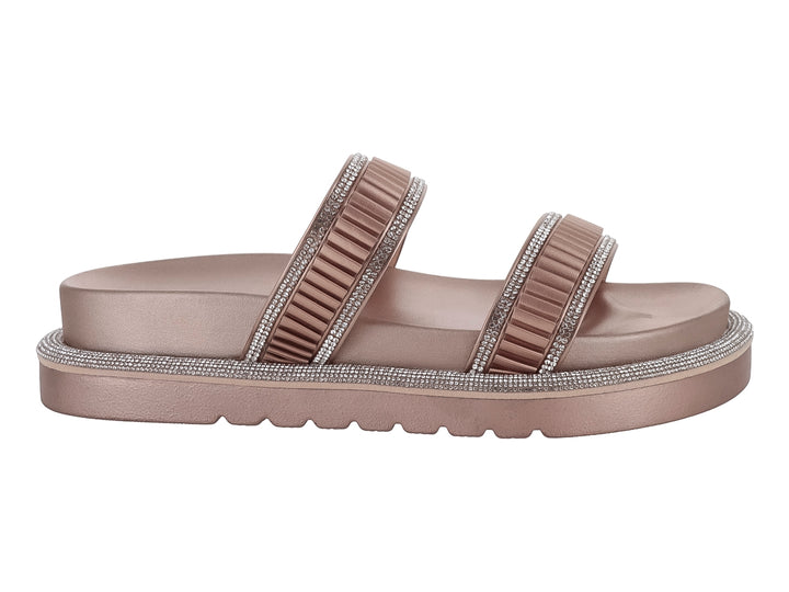 Sandalias color champagne con plataforma y detalles brillantes en las correas y la suela.