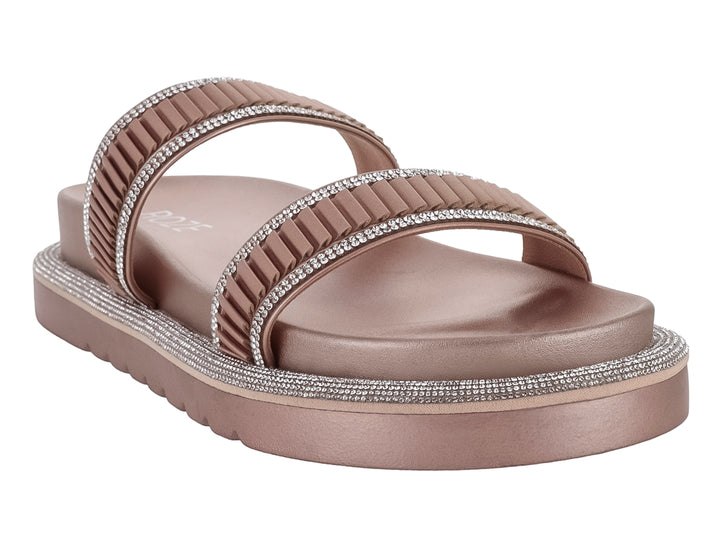 Sandalias color champagne con plataforma y detalles brillantes en las correas y la suela.