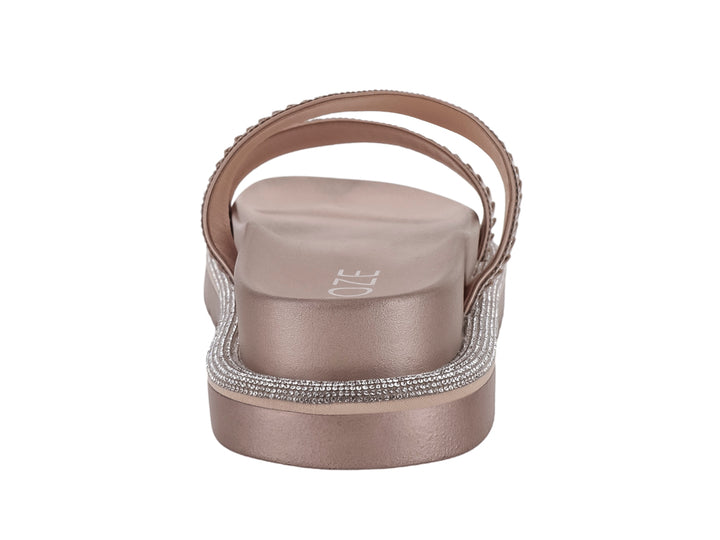 Sandalias color champagne con plataforma y detalles brillantes en las correas y la suela.