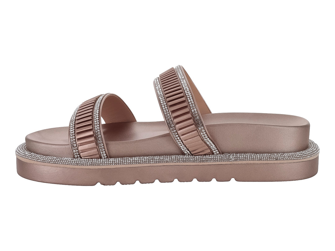 Sandalias color champagne con plataforma y detalles brillantes en las correas y la suela.