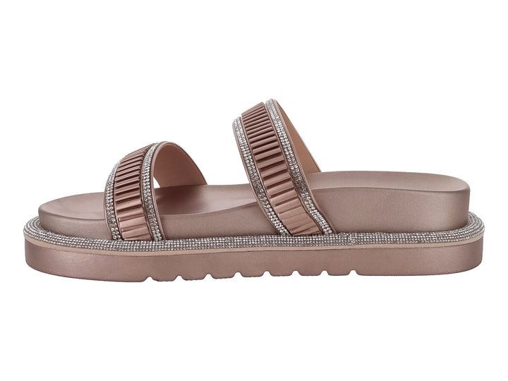 Sandalias color champagne con plataforma y detalles brillantes en las correas y la suela.