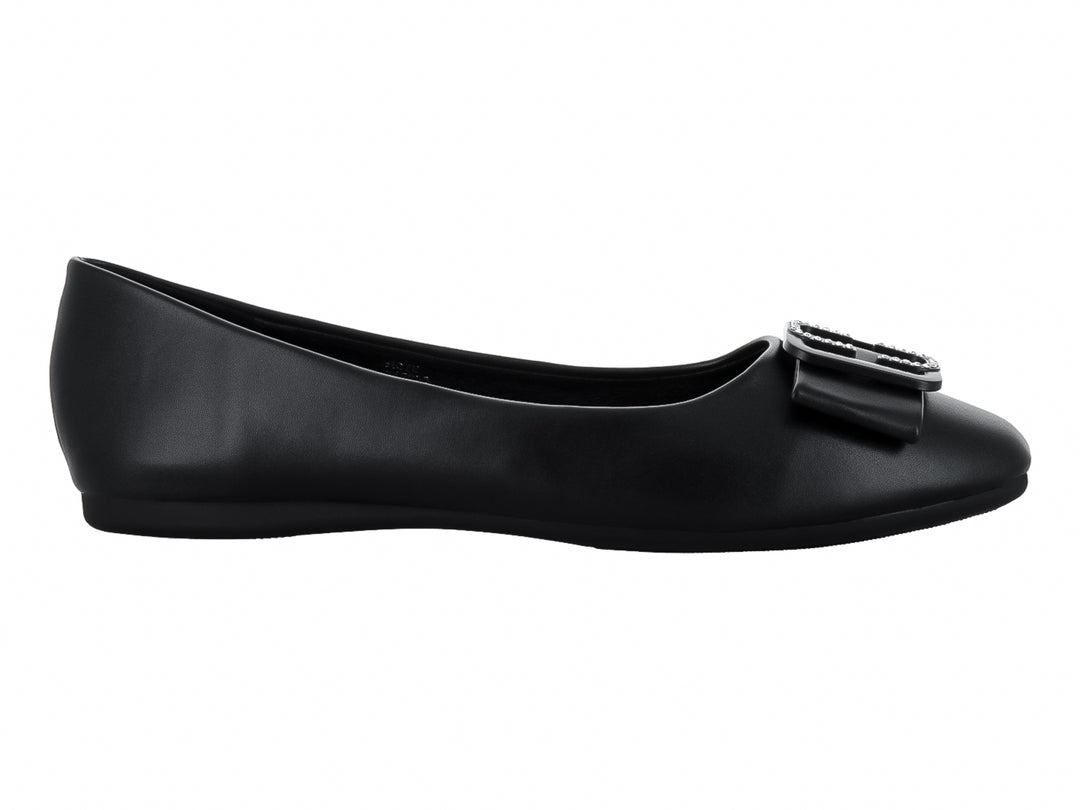 Zapato plano color negro para mujer con detalle de moño y herraje plateado en la parte frontal.