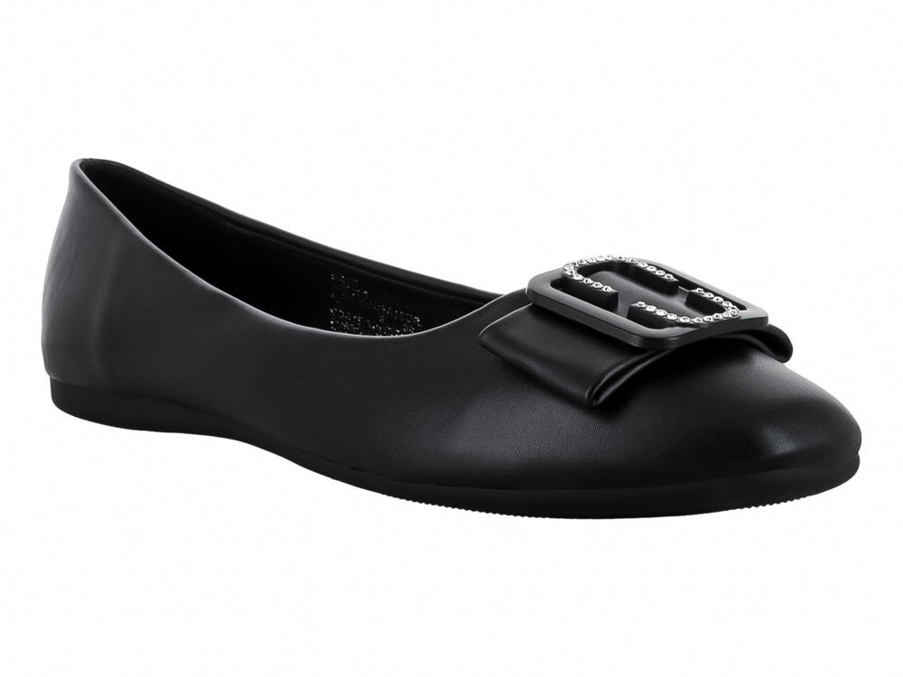 Zapato plano color negro para mujer con detalle de moño y herraje plateado en la parte frontal.