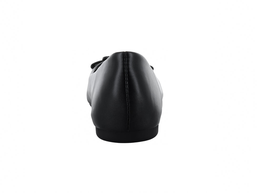 Zapato plano color negro para mujer con detalle de moño y herraje plateado en la parte frontal.
