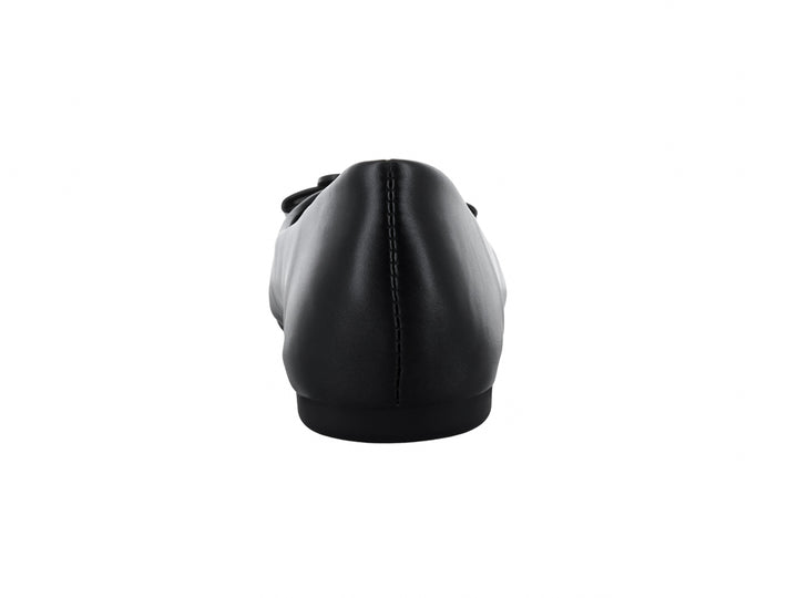 Zapato plano color negro para mujer con detalle de moño y herraje plateado en la parte frontal.