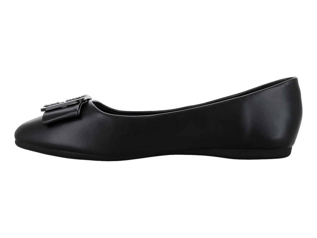 Zapato plano color negro para mujer con detalle de moño y herraje plateado en la parte frontal.