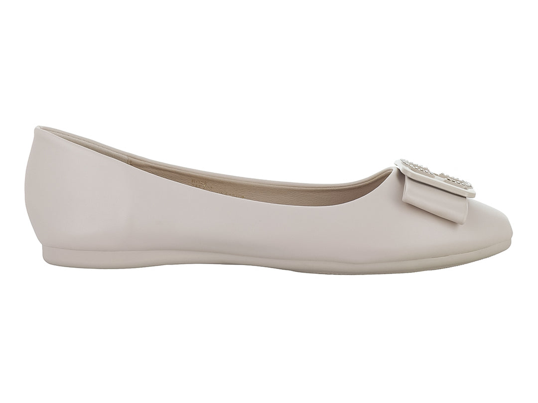 Zapato plano color beige para Mujer con moño y detalle decorativo plateado.