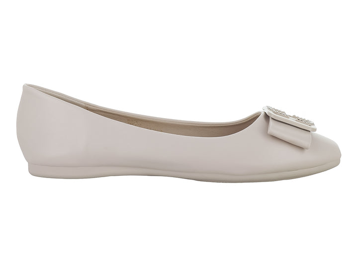 Zapato plano color beige para Mujer con moño y detalle decorativo plateado.