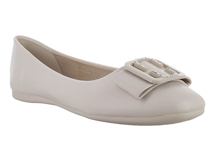 Zapato plano color beige para Mujer con moño y detalle decorativo plateado.