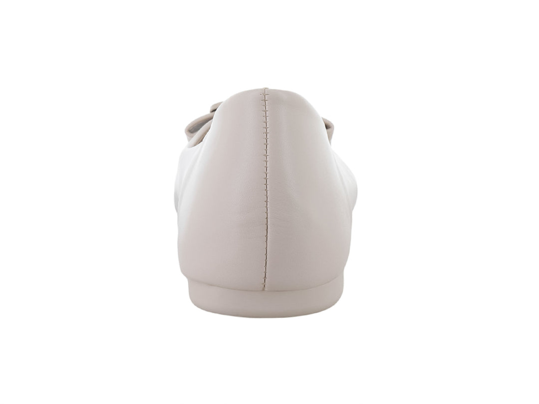 Zapato plano color beige para Mujer con moño y detalle decorativo plateado.