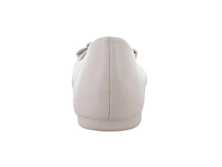 Zapato plano color beige para Mujer con moño y detalle decorativo plateado.