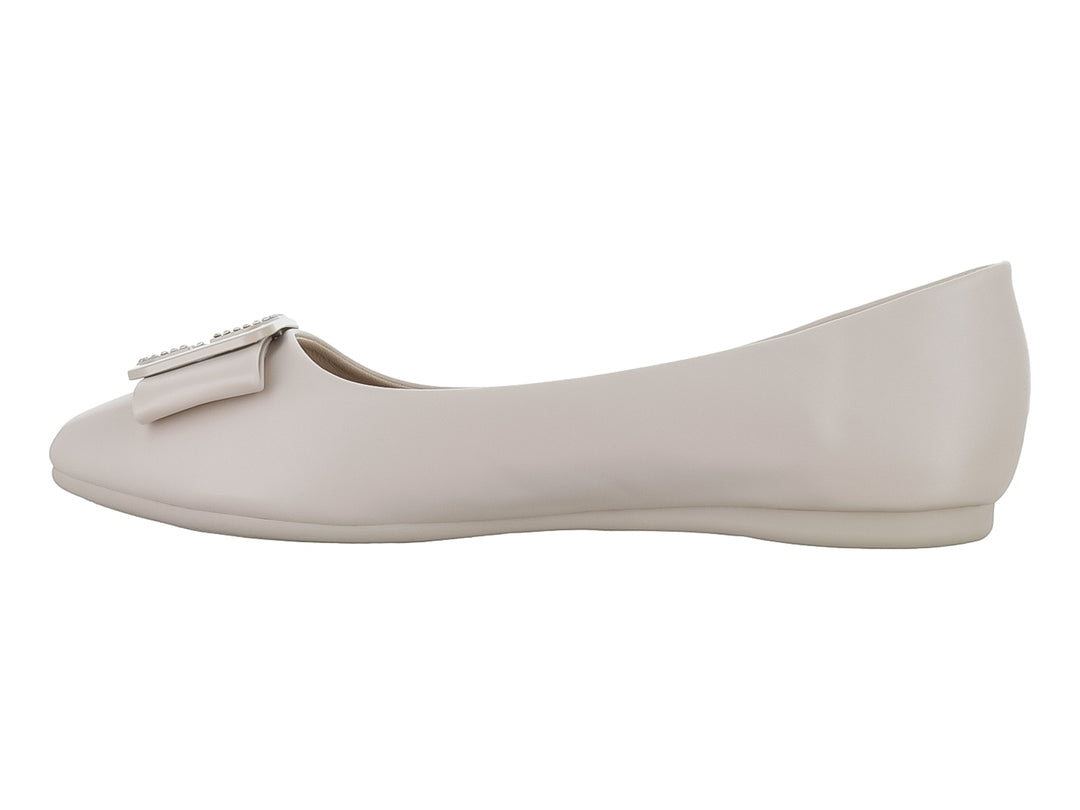 Zapato plano color beige para Mujer con moño y detalle decorativo plateado.