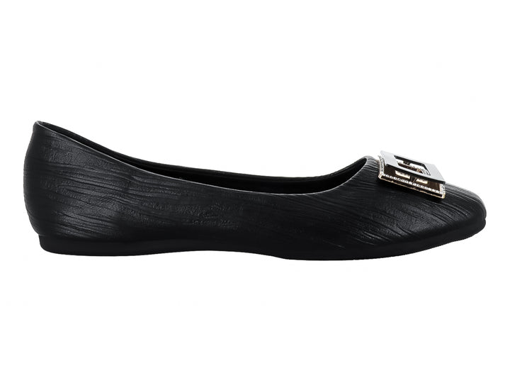Zapato plano color negro con hebilla metálica plateada en la parte frontal.