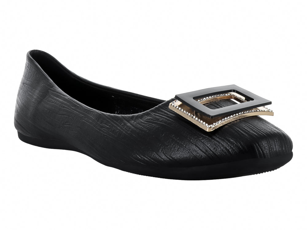 Zapato plano color negro con hebilla metálica plateada en la parte frontal.
