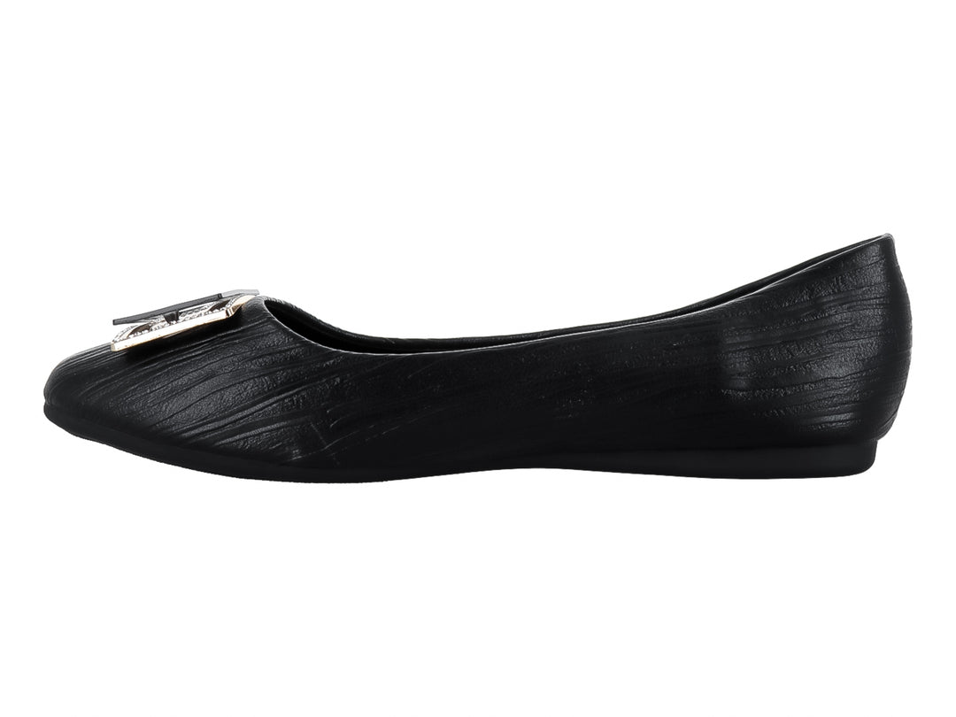 Zapato plano color negro con hebilla metálica plateada en la parte frontal.