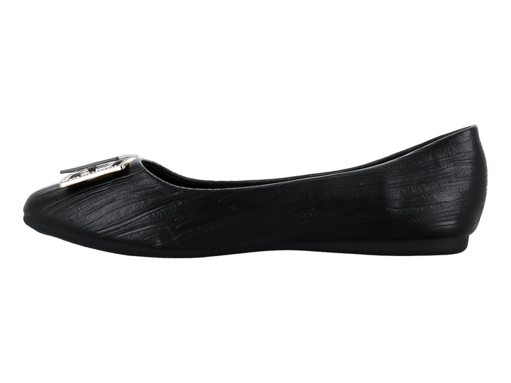 Zapato plano color negro con hebilla metálica plateada en la parte frontal.
