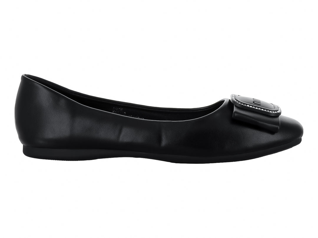 Zapato plano negro para mujer con detalle de moño decorativo en la parte frontal.