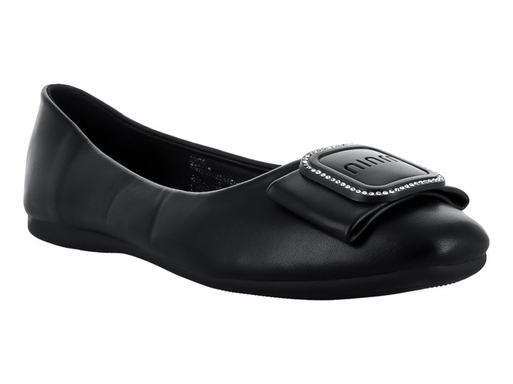 Zapato plano negro para mujer con detalle de moño decorativo en la parte frontal.