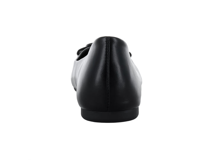 Zapato plano negro para mujer con detalle de moño decorativo en la parte frontal.