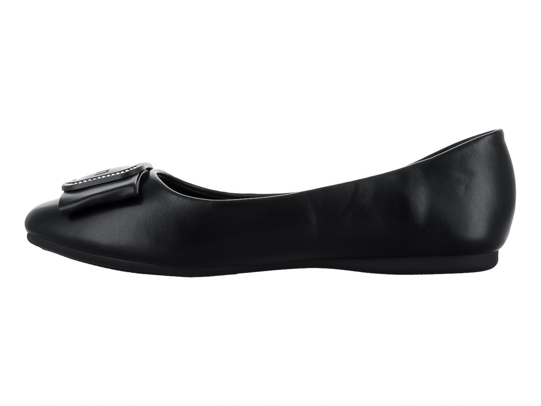 Zapato plano negro para mujer con detalle de moño decorativo en la parte frontal.