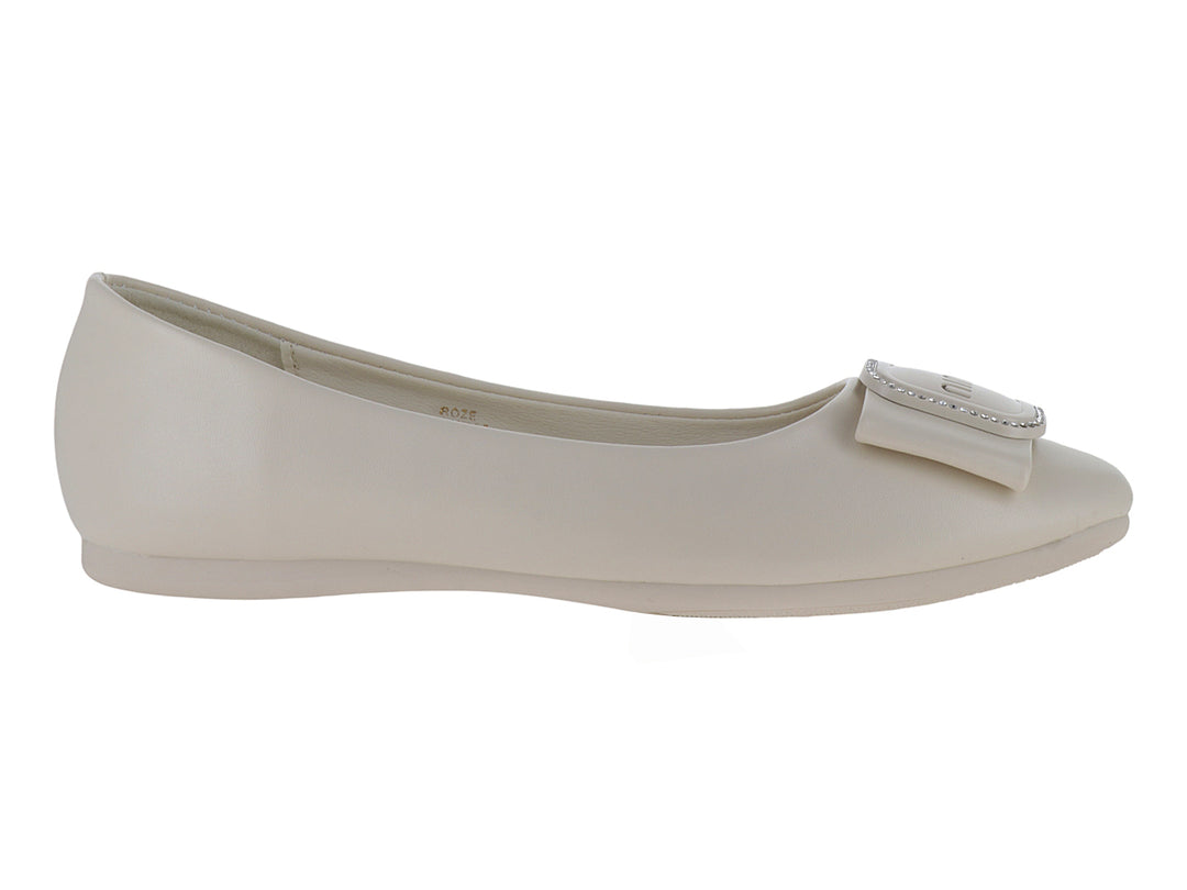 Zapato plano color off white con detalle de moño decorativo en la punta.