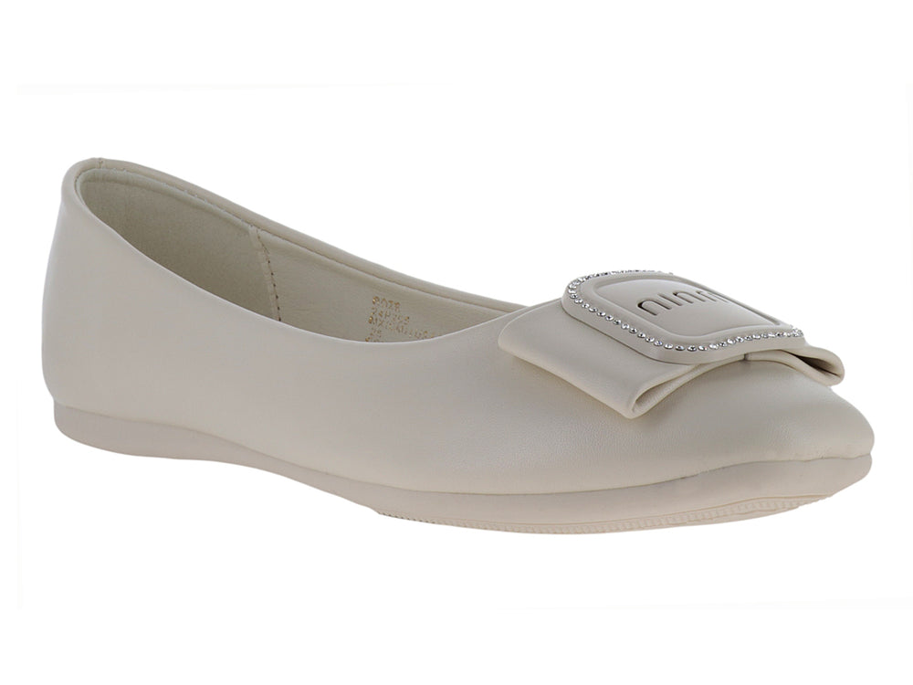 Zapato plano color off white con detalle de moño decorativo en la punta.