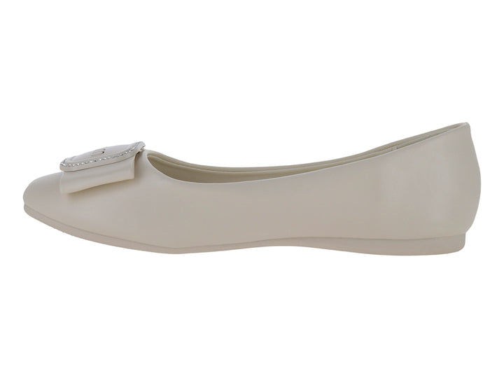 Zapato plano color off white con detalle de moño decorativo en la punta.