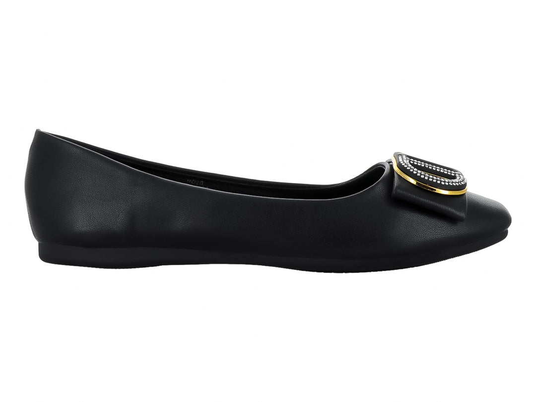 Zapato plano color negro con un adorno brillante en la punta.