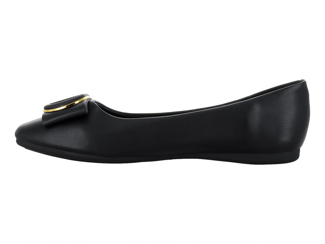 Zapato plano color negro con un adorno brillante en la punta.