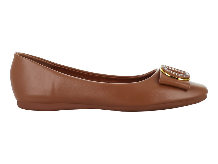 Zapato plano color camel con detalle de moño y pedrería brillante en la parte superior.
