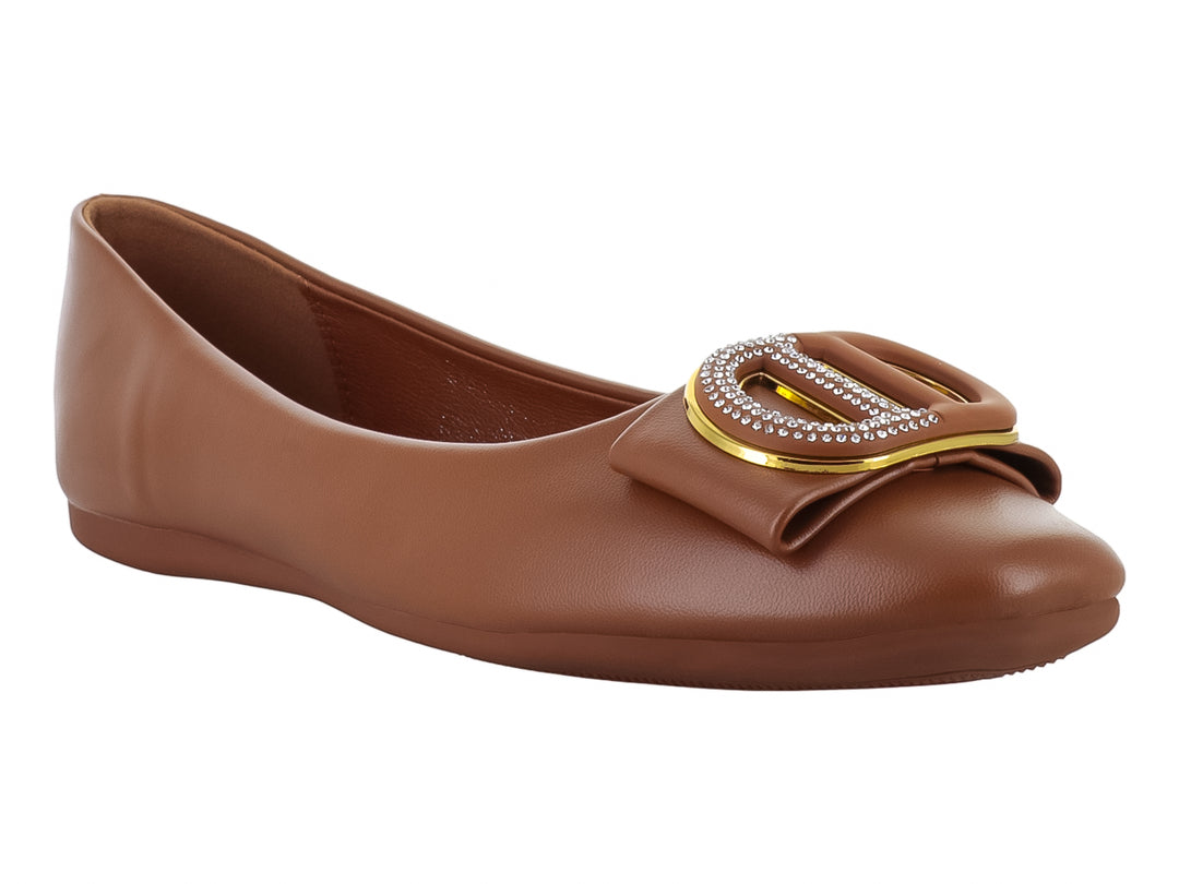 Zapato plano color camel con detalle de moño y pedrería brillante en la parte superior.