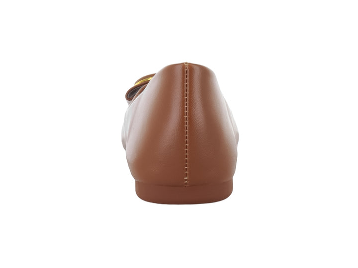 Zapato plano color camel con detalle de moño y pedrería brillante en la parte superior.