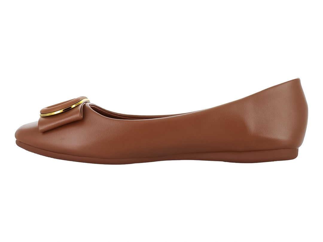 Zapato plano color camel con detalle de moño y pedrería brillante en la parte superior.