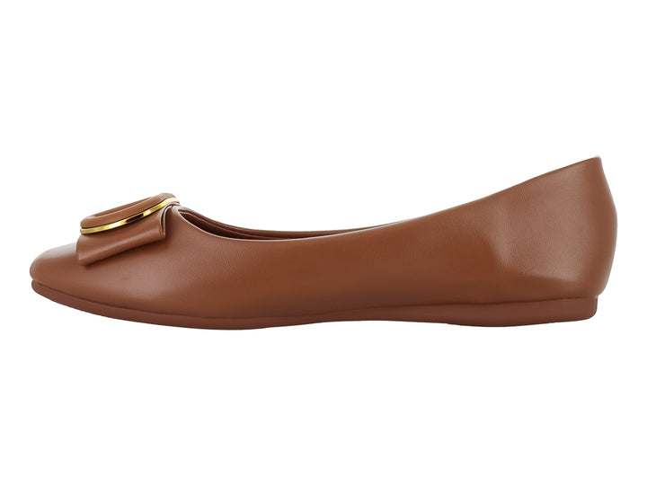 Zapato plano color camel con detalle de moño y pedrería brillante en la parte superior.