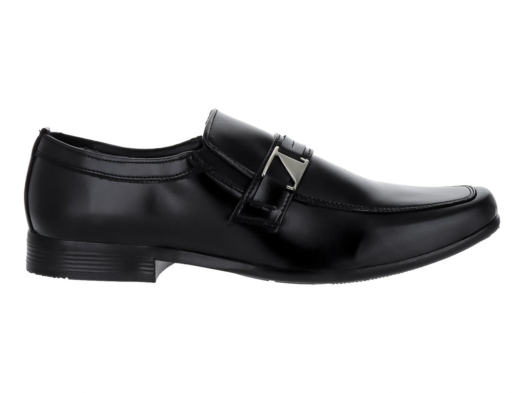 Zapato formal negro para hombre con hebilla plateada y acabado brillante.