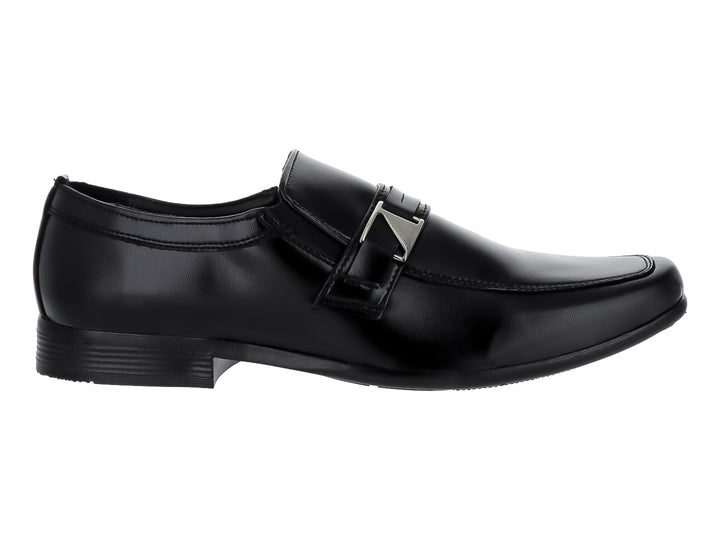 Zapato formal negro para hombre con hebilla plateada y acabado brillante.