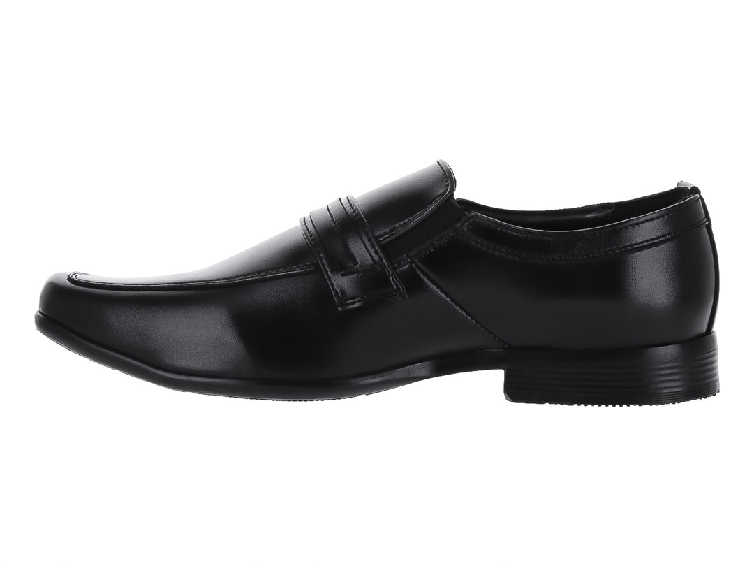 Zapato formal negro para hombre con hebilla plateada y acabado brillante.