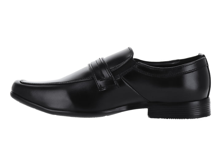 Zapato formal negro para hombre con hebilla plateada y acabado brillante.